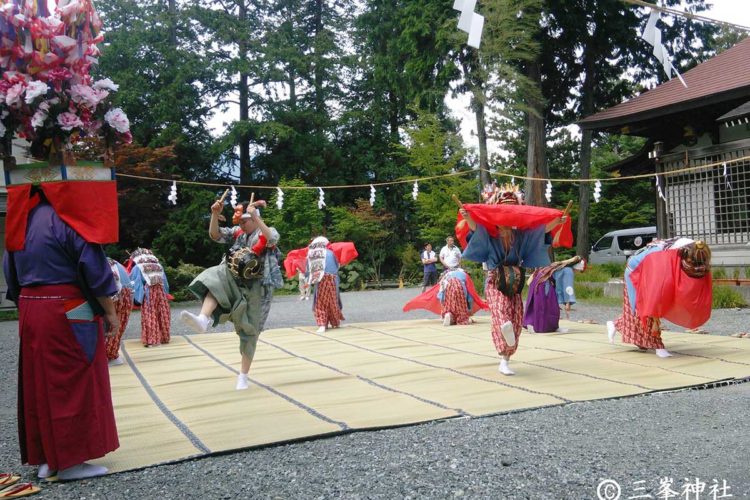 諏訪神社祭奉納獅子舞